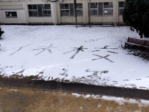 雪に休校と書いて、横に小さな雪だるま